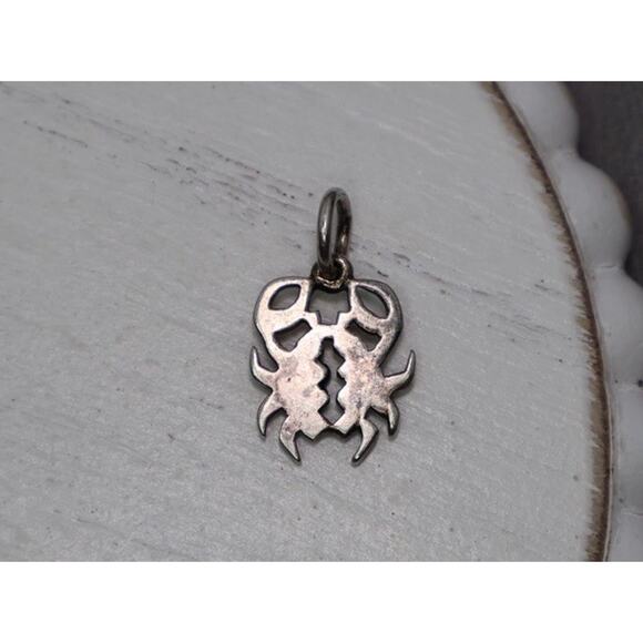 Retired James Avery 925 Scorpio Scorpion Zodiac Charm 1.20G / 0.7in - Picture 1 of 4